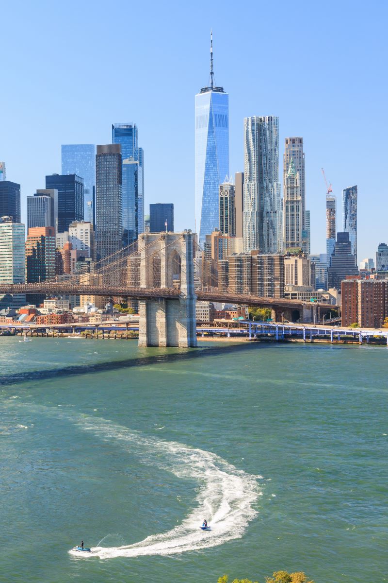 new york skyline behind brooklyn bridge